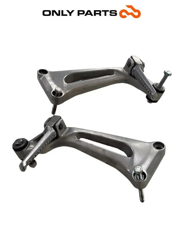 COPPIA PEDANE POGGIAPIEDI PASSEGGERO HONDA VTR 1000 F 1999 / REAR FOOTREST PEGS