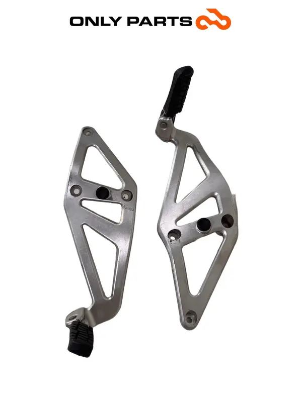 COPPIA PEDANE PASSEGGERO KTM SUPERDUKE 990cc 2006 REAR FOOTPEGS OEM 61003049000 — 2