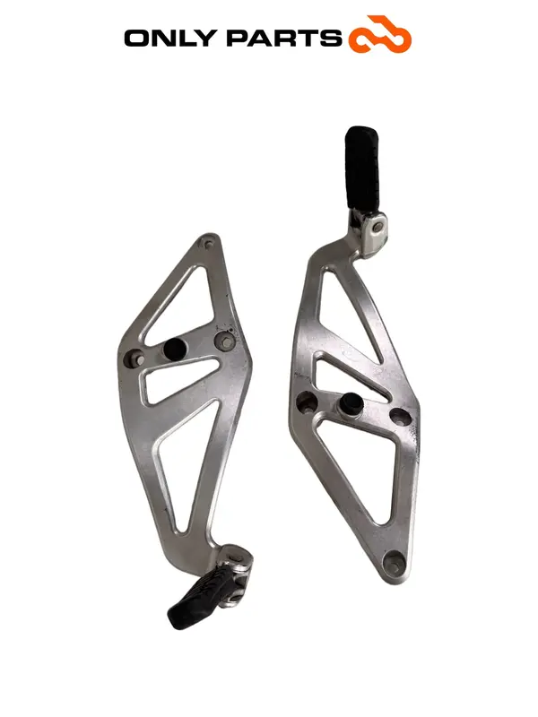 COPPIA PEDANE PASSEGGERO KTM SUPERDUKE 990cc 2006 REAR FOOTPEGS OEM 61003049000 — 4