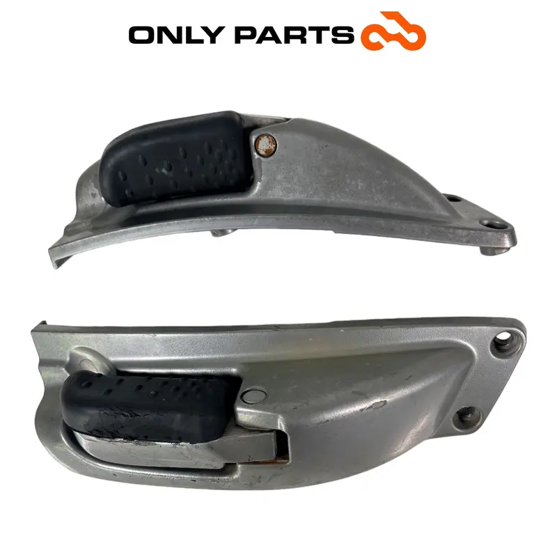 COPPIA PEDANE POGGIAPIEDI PASSEGGERO APRILIA SCARABEO 300 2010 / REAR FOOTRESTS