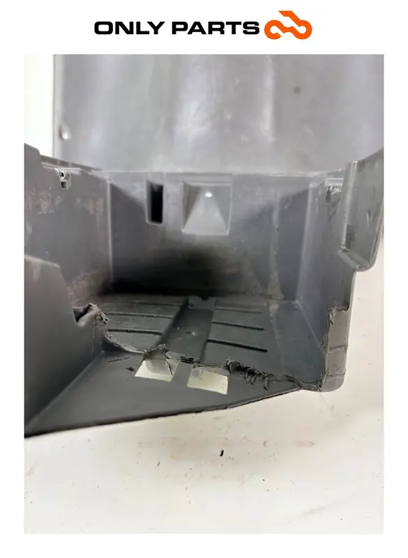 PEDANA POGGIAPIEDI CENTRALE IN PLASTICA NERA HONDA SH 150 2002 / Difetto in foto — 2