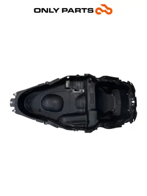 Vano sottosella / vasca portacasco Piaggio MP3 250cc 2009 Grigio usato — foto reale 9